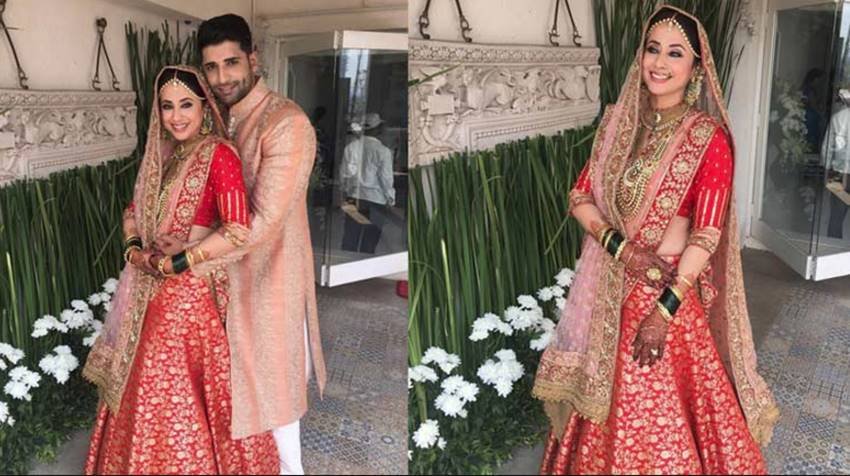 उर्मिला मातोंडकर ने अपनी शादी में लाल रंग का लहंगा और कुंदन की ज्वेलरी पहनी जिसमें वह बेहद खूबसूरत लग रही थीं।