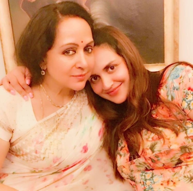 मुंबई मिरर के मुताबिक 29 जून, 2012 को उनकी शादी हुई थी तब मां हेमा मालिनी ने त्रिरुपति से पंडित बुलाए थे जो सिर्फ तमिल बोल रहे थे और हमारे परिवार और दोस्‍तों को कुछ समझ नहीं आया था। ऐसे में ईशा ने मुंबई मिरर को बताया, इस बार हम सिंधी पंडित लाएंगे जो हिंदी भी बोलेंगे ताकि मेरे ससुराल की तरफ के लोग समझ सकें।