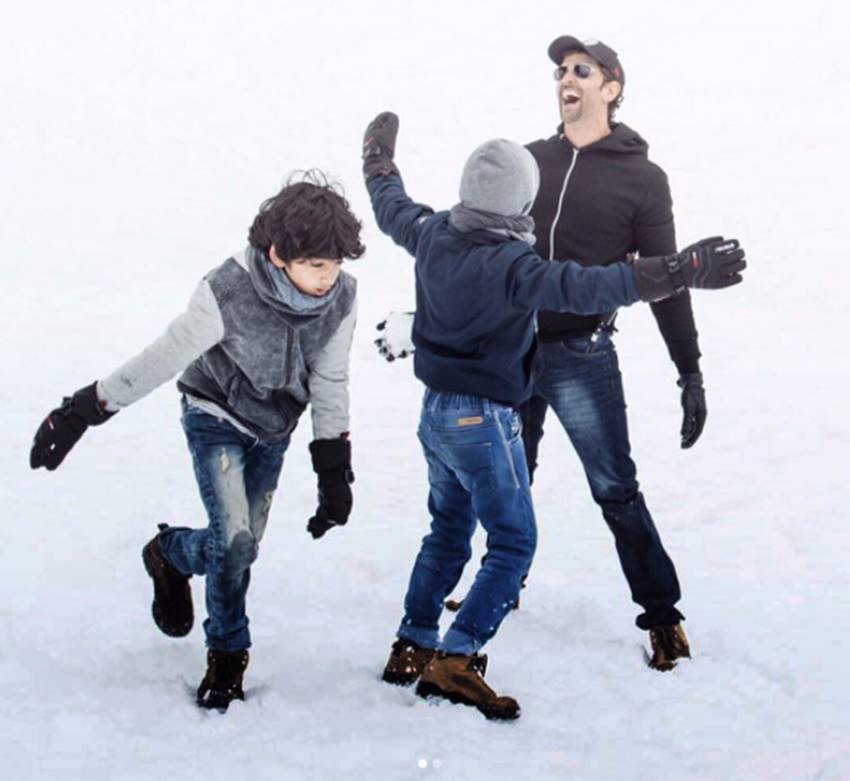 Hrithik Roshan Sons Pics, Hrithik Roshan with Hridhaan and Hrehaan, Hridhaan and Hrehaan New Pics, Hrithik Roshan Two Sons Pics, Hrithik Roshan with Sons, Hrithik Roshan family Pics, Hrithik Roshan Personal Photos, Bollywood Actor Hrithik Roshan Sons Pics, Bollywood Actor Hrithik Roshan Personal Photos, Bollywood Actor Hrithik Roshan Two Sons Pics, Bollywood Actor Hrithik Roshan with Sons, Actor Hrithik Roshan Two Sons Pics, Actor Hrithik Roshan Personal Photos, Hridhaan and Hrehaan Pics, Photo Gallery, Jansatta