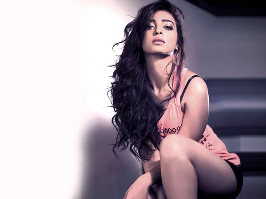 राधिका आप्टे ने सुपरस्टार रजनीकांत के साथ फिल्म 'कबाली' में काम किया।