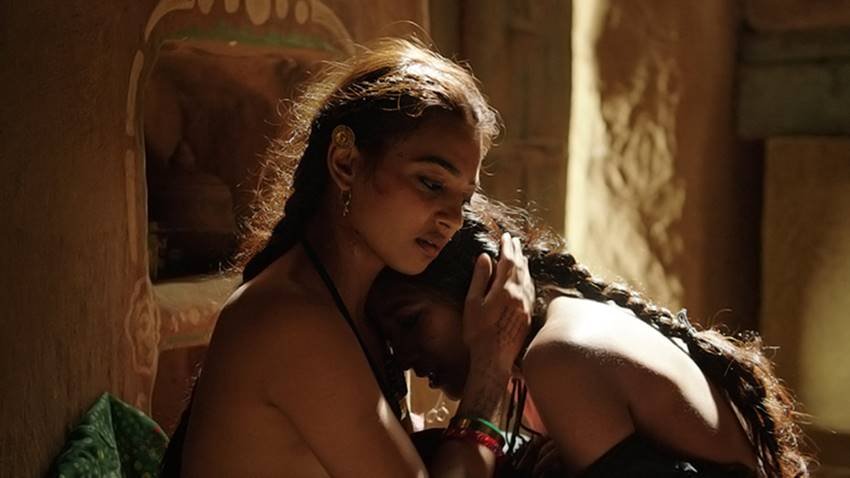 लीना यादव की फिल्म 'पार्च्ड' में राधिका टॉपलेस हो गई थीं।