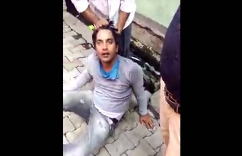 तस्वीर वायरल हो रहे वीडियो का स्क्रीनशॉट है। तस्वीर वायरल हो रहे वीडियो का स्क्रीनशॉट है।