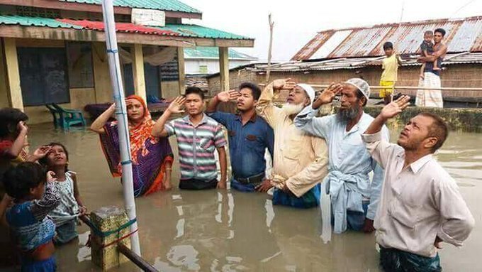 PHOTOS: खाने को नहीं है रोटी, रहने को नहीं है घर, फिर भी दिल में कायम देशभक्ति का जज्बा
