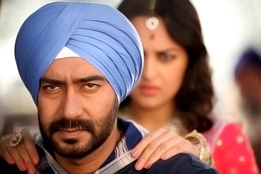 रवीना टंडन के बाद अजय देवगन को चाहने वालों में करिश्मा कपूर का नाम भी जुड़ा।