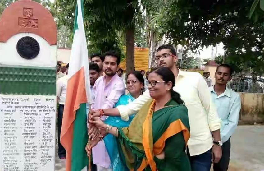 उलटे तिरंगे के साथ भाजपा सांसद रेखा वर्मा।