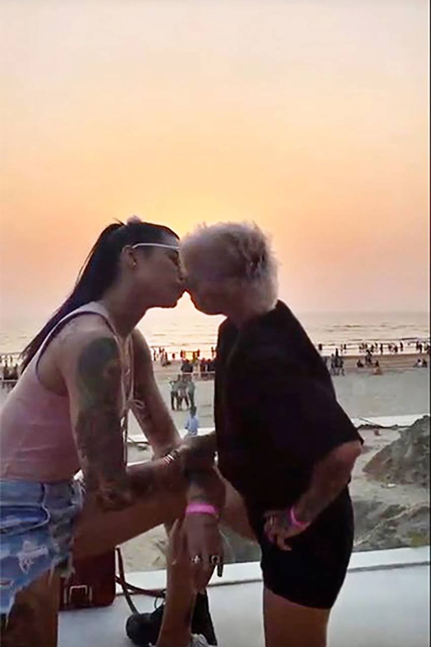 Sapna Bhavnani and Bani J Kissing in Public Place, Celebs Kissing in Public Place, Bollywood Couples Kissing in Public Place, Bollywood Celebs Kissing in Public Place, Bollywood Celebs intime Scene, Celebs intime Scene, Bollywood Couple intime Scene, Bollywood Stars intime Scene, Photo Gallery, Jansatta