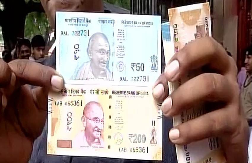 200 और 50 रुपए के नए नोट लोगों को मिलने लगे हैं।
