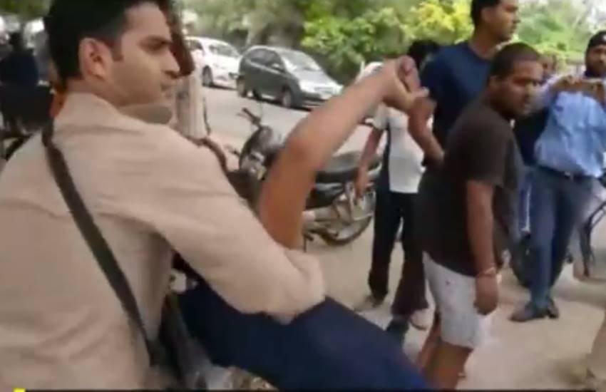 तस्वीर का इस्तेमाल वीडियो से किया है। 