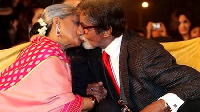 Amitabh Bachchan and Jaya Bachchan Kissing in Public Place, Celebs Kissing in Public Place, Bollywood Couples Kissing in Public Place, Bollywood Celebs Kissing in Public Place, Bollywood Celebs intime Scene, Celebs intime Scene, Bollywood Couple intime Scene, Bollywood Stars intime Scene, Photo Gallery, Jansatta