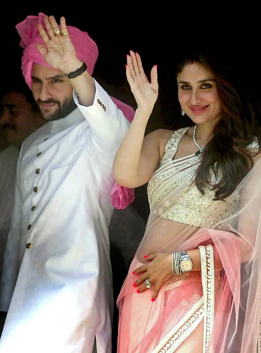 Saif Ali Khan, Saif Ali Khan Pics, Kareena Kapoor, Saif Ali Khan with Kareena Kapoor, Saif Ali Khan and Kareena Kapoor New Pics, Saif Ali Khan and Kareena Kapoor in Public Place, Saifeena New Pics, Saifeena Pics, Bollywood Actor Saif Ali Khan New Pics, Bollywood Couple Saif Ali Khan and Kareena Kapoor, Bollywood Popular Couple, Bollywood Hot Couple Saif Ali Khan and Kareena Kapoor, Bollywood Star Saif Ali Khan and Kareena Kapoor Photos, Photo Gallery, Jansatta