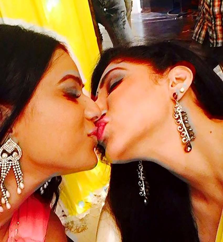 Nia Sharma and Reyhna Malhotra Kissing in Public Place, Celebs Kissing in Public Place, Bollywood Couples Kissing in Public Place, Bollywood Celebs Kissing in Public Place, Bollywood Celebs intime Scene, Celebs intime Scene, Bollywood Couple intime Scene, Bollywood Stars intime Scene, Photo Gallery, Jansatta