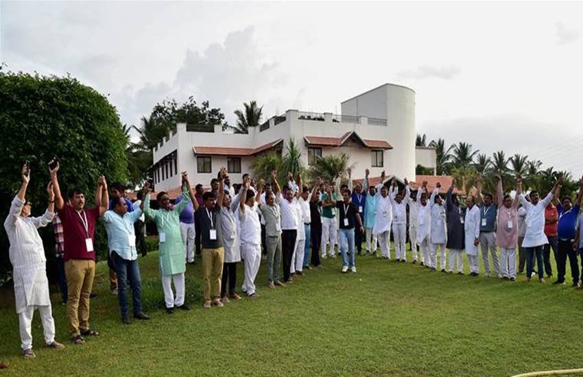 गुजरात कांग्रेस के विधायक बेंगलुरू से वापस गुजरात लौटने के बाद।