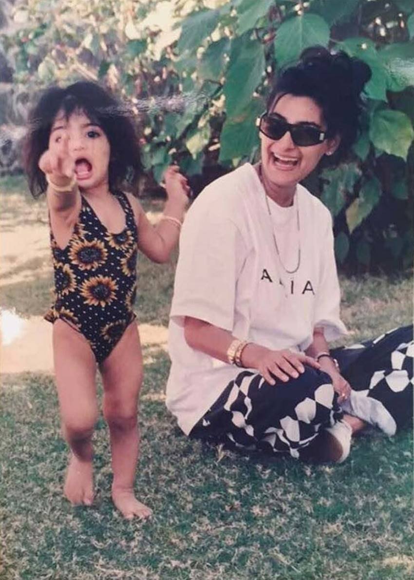Athiya Shetty with her mother, Bollywood Actress with her mother, Bollywood Actress Childhood Pics, Bollywood Celebs with her mother, Bollywood Celebs Childhood Pics, Bollywood Actress in Childhood, Actress with her mother, Actress Childhood Pics, Celebs with her mother, Bollywood Top Actress Childhood Pics, Bollywood Top Actress with her mother, Photo Gallery, Jansatta