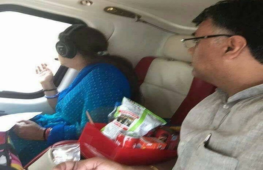 इसी तस्वीर को ट्विटर और फेसबुक पर पोस्ट किया गया है। ये तस्वीर ओरिजिनल है या फोटोशॉप इस बारे में कोई पुष्ट जानकारी नहीं है। 