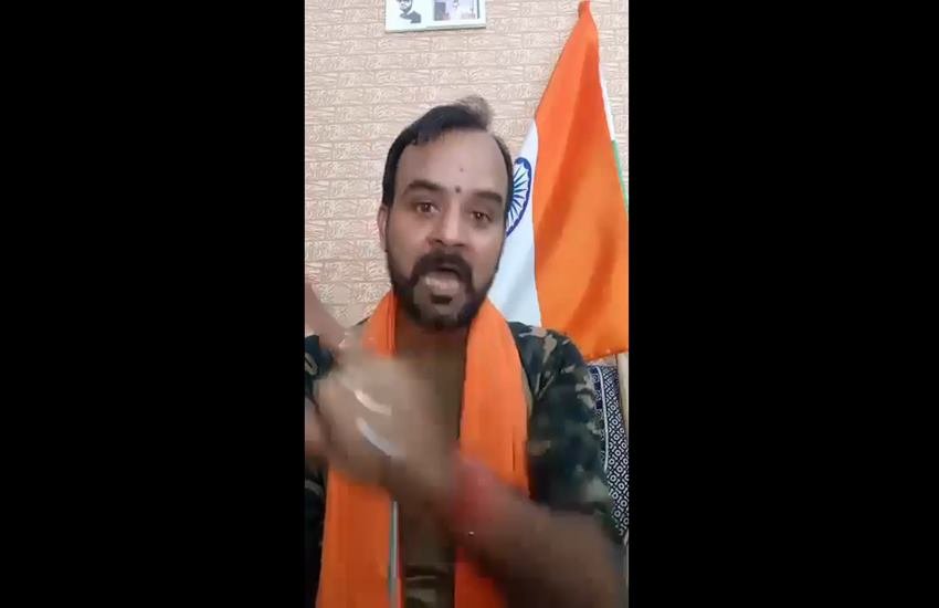 दीपक मिश्रा की ये तस्वीर वायरल वीडियो से ली गई है। 
