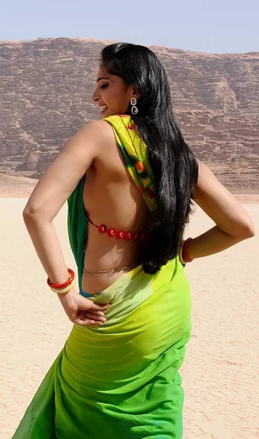 दिलचस्प यह है कि बाहुबली: द बिगनिंग में अनुष्का ने प्रभास की मां और बाहुबली: द कन्क्लूजन में प्रभास की पत्नी के रोल में थीं।