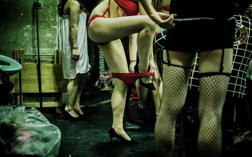 नाइट क्लब में पर्दे के पीछे की लड़कियों की जिंदगी कुछ यूं होती है।