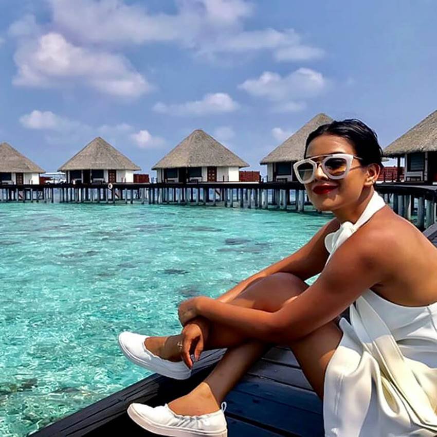 मालदीव में अपनी छुट्टियों का लुत्फ उठातीं निया शर्मा।