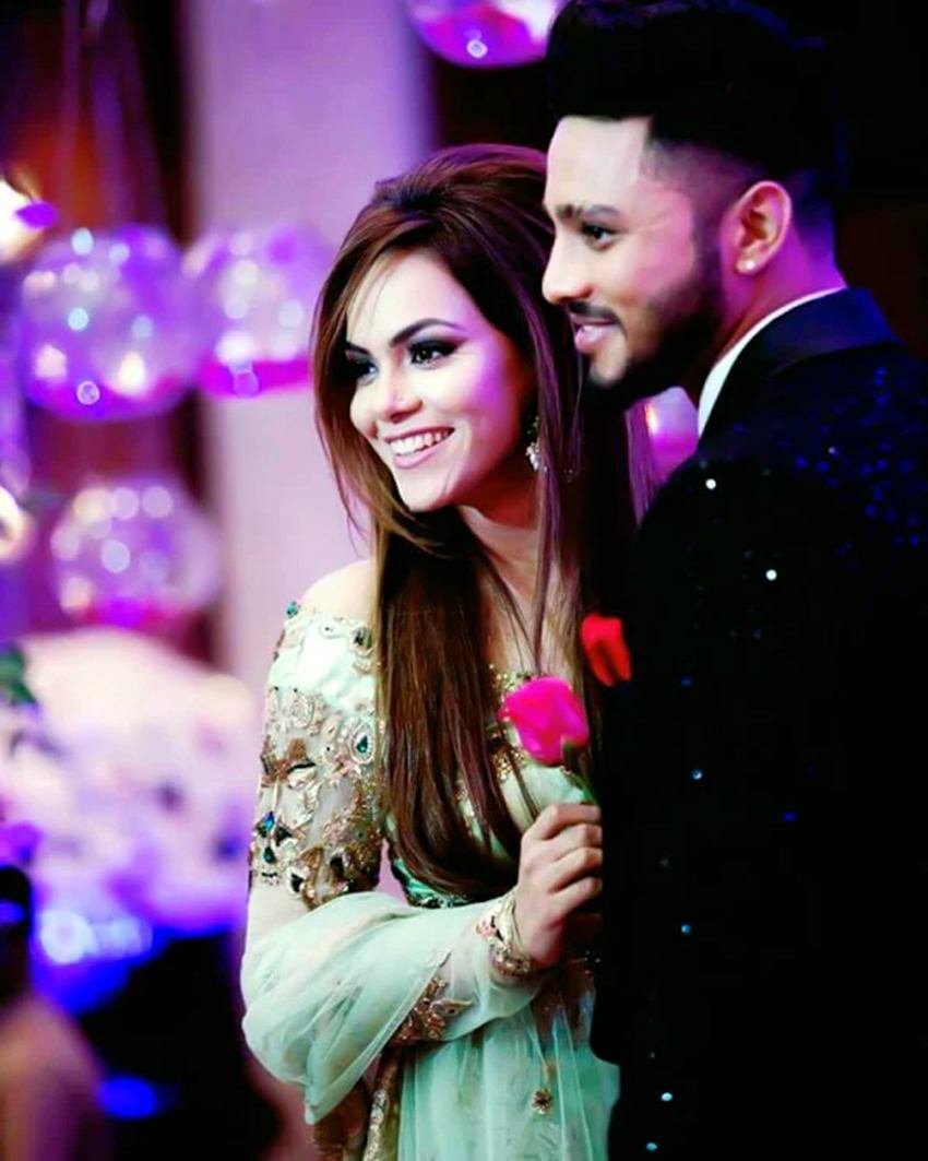 जाने-माने रैप सिंगर रफ्तार अपनी पत्नी कोमल वोहरा के साथ।