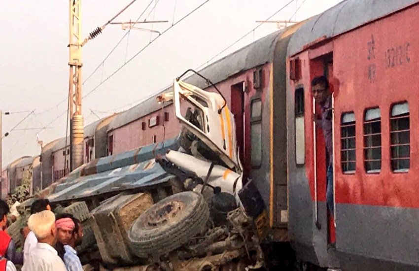 kaifiyat express derailed near aligarh kaifiyat express derailed near aligarh