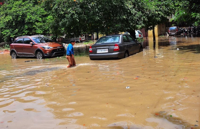 बेंगलुरू की सड़कों पर भारी बारिश के बाद हुई परेशानी। (Source: IANS)