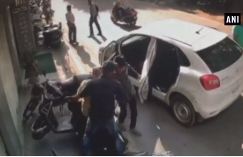 सीसीटीवी में साफ दिख रहा है कि दो बदमाश एस.एन. शर्मा की पिटाई करते हुए उन्हें कार में जबरन बिठा रहे हैं। (ANI)
