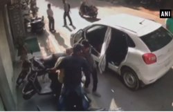 अपहरण का वीड‍ियो: ब‍िजनेसमैन के पास खड़ी की कार और दबोच कर बि‍ठाया, चलते बने, देखते रह गए लोग
