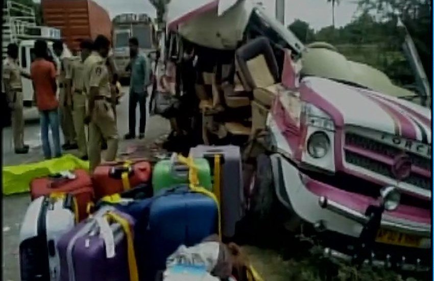  दुर्घटना में स्पेन के दो अन्य नागरिक घायल भी हो गए। ये विदेशी नागरिक अनंतपुरामू जिले से पुडुचेरी जा रहे थे। (ANI)