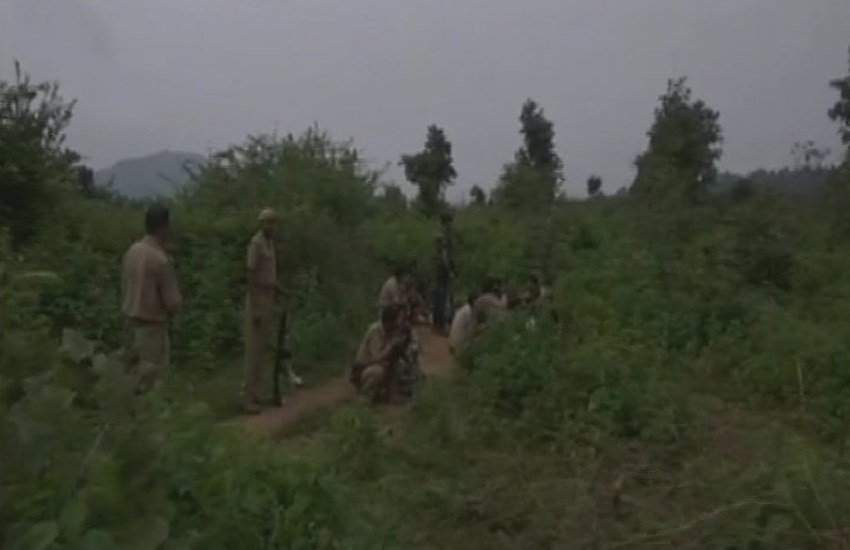 पुलिस के अनुसार, मुठभेड़ सुबह करीब छह बजे शुरू हुई थी और छह घंटे से भी ज्यादा समय तक चली। (ANI) पुलिस के अनुसार, मुठभेड़ सुबह करीब छह बजे शुरू हुई थी और छह घंटे से भी ज्यादा समय तक चली। (ANI)