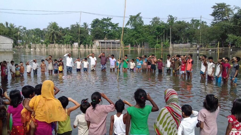 PHOTOS: खाने को नहीं है रोटी, रहने को नहीं है घर, फिर भी दिल में कायम देशभक्ति का जज्बा