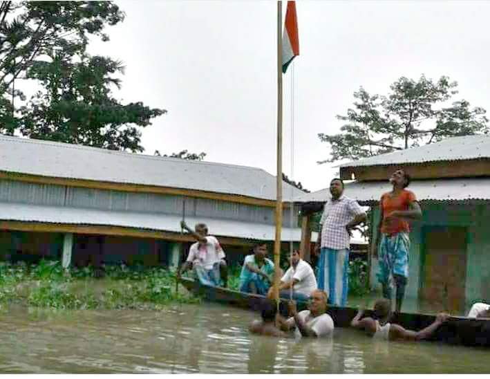 PHOTOS: खाने को नहीं है रोटी, रहने को नहीं है घर, फिर भी दिल में कायम देशभक्ति का जज्बा