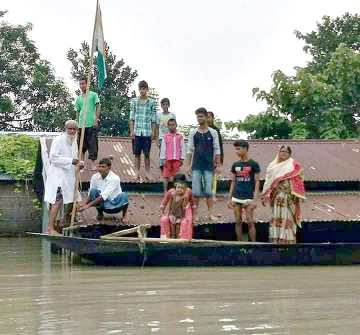 PHOTOS: खाने को नहीं है रोटी, रहने को नहीं है घर, फिर भी दिल में कायम देशभक्ति का जज्बा