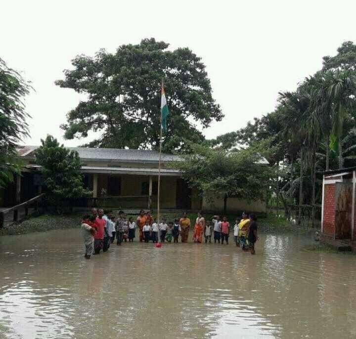 PHOTOS: खाने को नहीं है रोटी, रहने को नहीं है घर, फिर भी दिल में कायम देशभक्ति का जज्बा