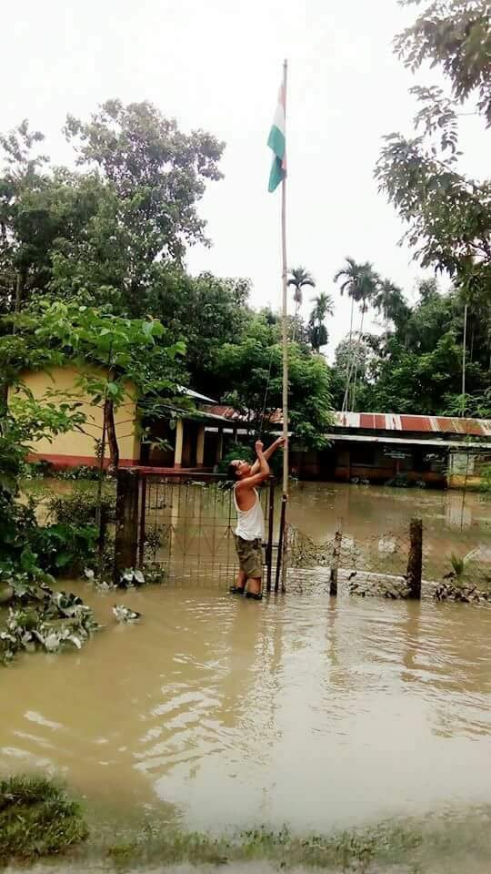 PHOTOS: खाने को नहीं है रोटी, रहने को नहीं है घर, फिर भी दिल में कायम देशभक्ति का जज्बा