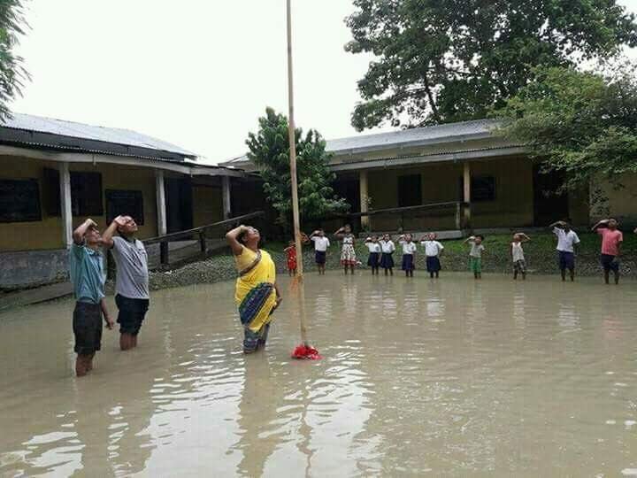 PHOTOS: खाने को नहीं है रोटी, रहने को नहीं है घर, फिर भी दिल में कायम देशभक्ति का जज्बा