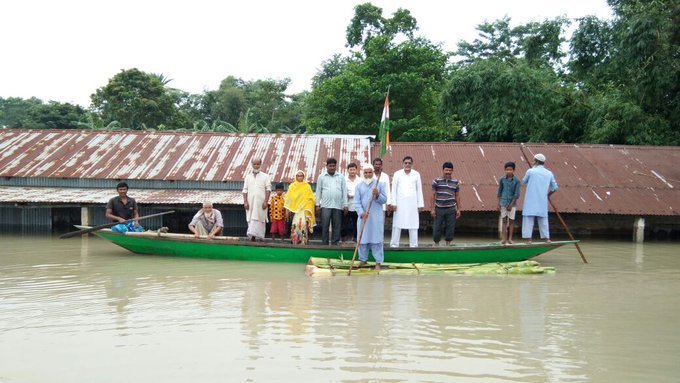 PHOTOS: खाने को नहीं है रोटी, रहने को नहीं है घर, फिर भी दिल में कायम देशभक्ति का जज्बा