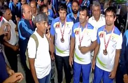 खेल मंत्री ने नहीं किया मेडल जीतकर लौटे बधिर खिलाड़ियों का स्वागत, हुए नाराज, एयरपोर्ट छोड़ने से किया इंकार