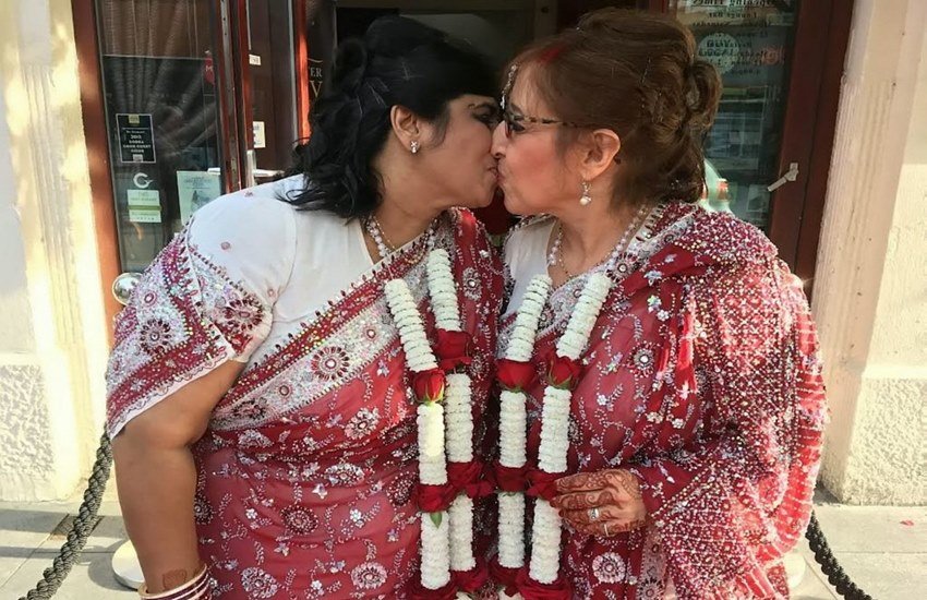 शादी समारोह के दौरान दुल्हनें पारंपरिक लाल और उजले रंग के लिबास में नजर आ रही थी। इन दोनों ने फूलों की माला और एक मंगलसूत्र पहन रखा था। (Photo: Youtube)