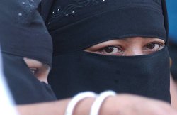 क्या है हलाला, जिसके नाम पर मुस्लिम महिलाओं की इज्जत से खेलता है समाज, एक रात संबंध बनाकर देते हैं तलाक