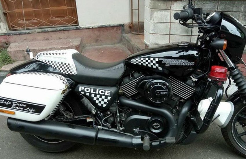 हार्ले डेविडसन बाइक की कीमत 5.5 लाख रुपये है। ये मौजूदा रॉयल एनफील्ड्स बेड़े में शामिल होंगी। (ANI) हार्ले डेविडसन बाइक की कीमत 5.5 लाख रुपये है। ये मौजूदा रॉयल एनफील्ड्स बेड़े में शामिल होंगी। (ANI)