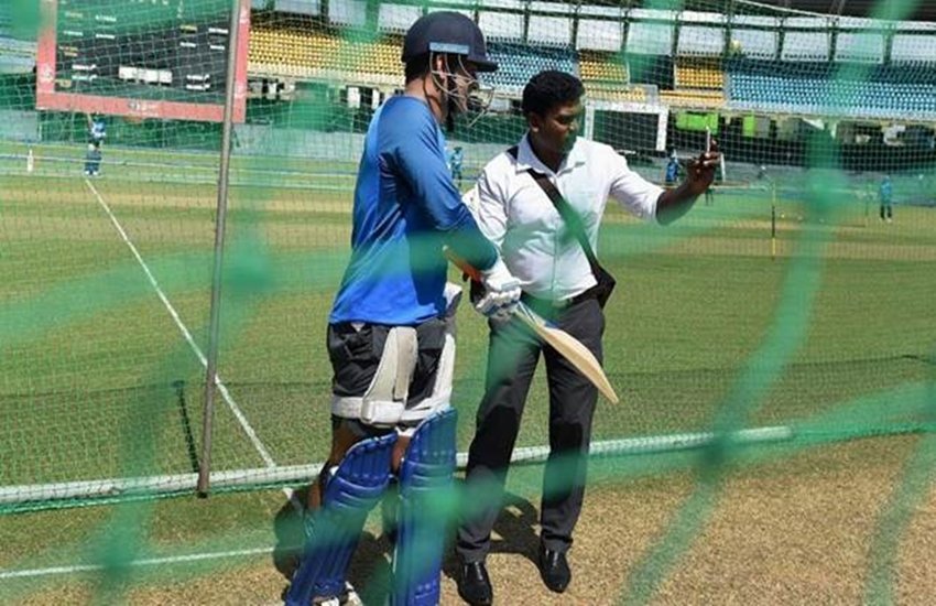 महेंद्र सिंह धोनी के साथ सेल्फी लेता एक फैन। 
Photo-Twitter