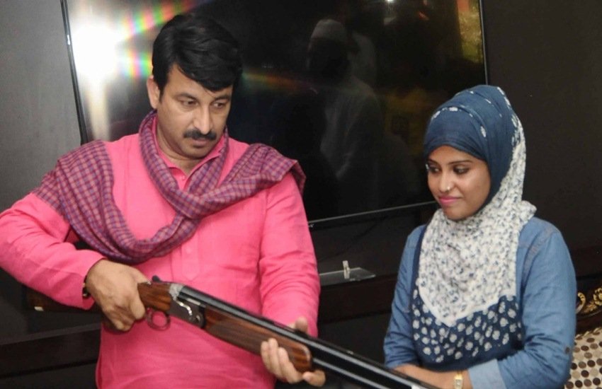 वोट मांगने पहुंचे बीजेपी सांसद मनोज तिवारी पर लोगों ने किया हमला, बाल-बाल बचे