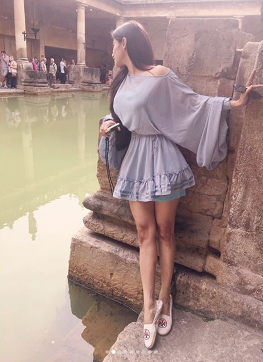 Naagin in Landon, Naagin Holiday Vacation, Mouni Roy Vacation, Mouni Roy Celebration, Mouni Roy Landon, Mouni Roy HD Photos, Mouni Roy Viral Photos, Mouni Roy Unknown FActs