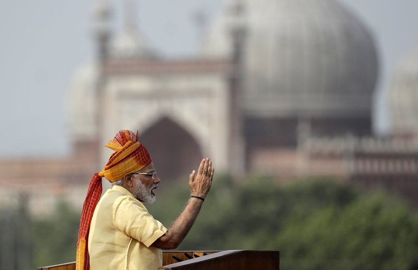 लाल किले की प्राचीर से देशवासियों को संबोधित करते प्रधानमंत्री नरेंद्र मोदी। 