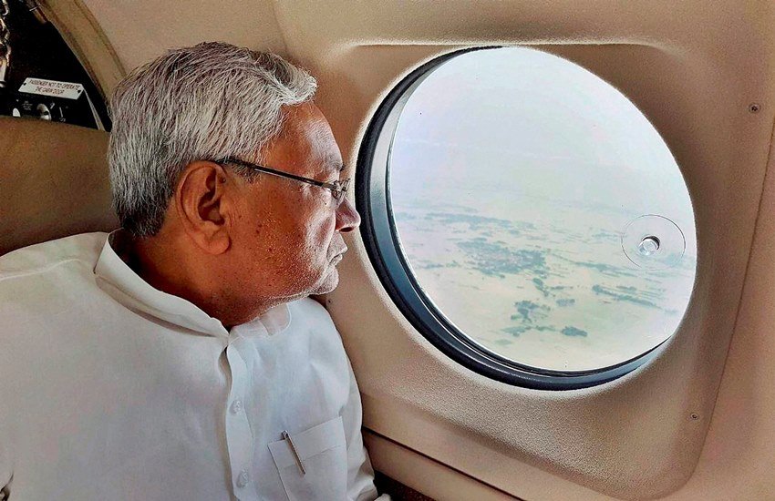 जदयू की राष्ट्रीय परिषद की बैठक में बिहार के मुख्यमंत्री नीतीश कुमार। साथ में हैं पार्टी महासचिव के सी त्यागी। (फोटो- PTI)