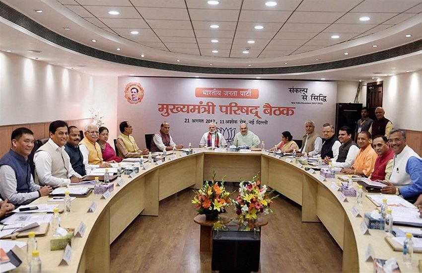 पीएम नरेंद्र मोदी और
पार्टी अध्यक्ष अमित शाह के साथ बैठक में बीजेपी शासित राज्यों के सीएम। (Source: PTI) पीएम नरेंद्र मोदी और
पार्टी अध्यक्ष अमित शाह के साथ बैठक में बीजेपी शासित राज्यों के सीएम। (Source: PTI)