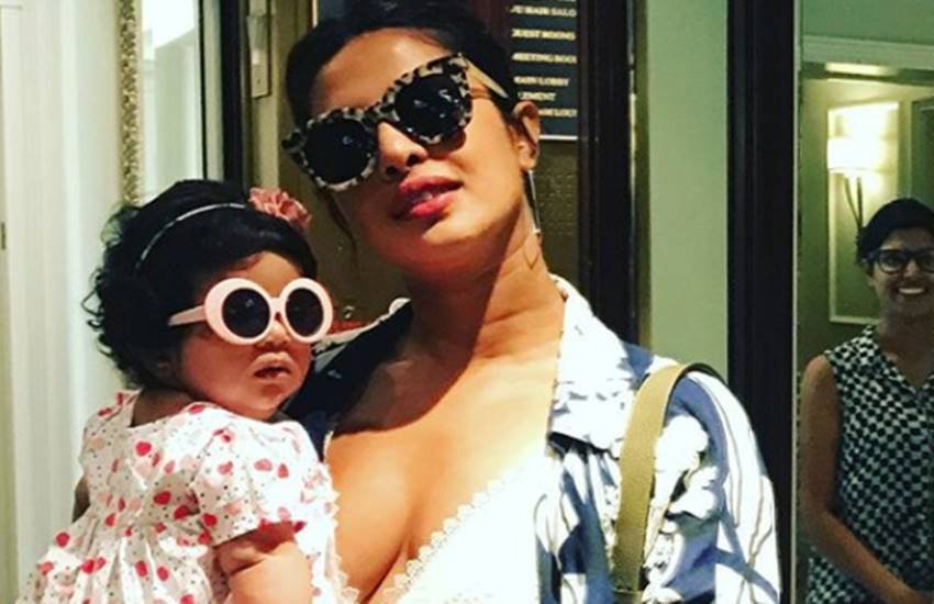 बॉलीवुड एक्ट्रेस प्रियंका चोपड़ा अपनी भतीजी के साथ।