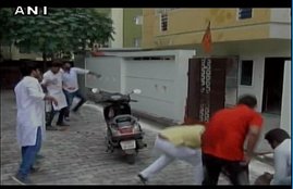 Siddharth Nath Singh, Health Minister Siddharth Nath Singh, Egg tomatoes thrown at the residence of Uttar pradesh Health Minister Siddharth Nath Singh's residenc in Allahabad over the protest of Gorakhpur tragedy, brd hospital, Hindi news, Jansatta