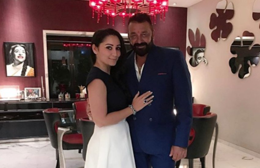 बॉलीवुड एक्टर संजय दत्त पत्नी मान्यता दत्त के साथ। यह तस्वीर मान्यता दत्त के इंस्टाग्राम अकाउंट से शेयर की गई है। बॉलीवुड एक्टर संजय दत्त पत्नी मान्यता दत्त के साथ। यह तस्वीर मान्यता दत्त के इंस्टाग्राम अकाउंट से शेयर की गई है।