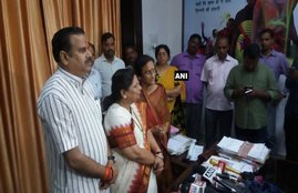Sarojini Agarwal, samajwadi party, samajwadi party mlc, samajwadi party mlc Sarojini Agarwal, Sarojini Agarwal joins bjp, sp mlc Sarojini Agarwal joins bjp, सरोजनी अग्रवाल, बीजेपी में शामिल सरोजनी अग्रवाल, lucknow news, Hindi news, Latest news Uttar pradesh news, Jansatta